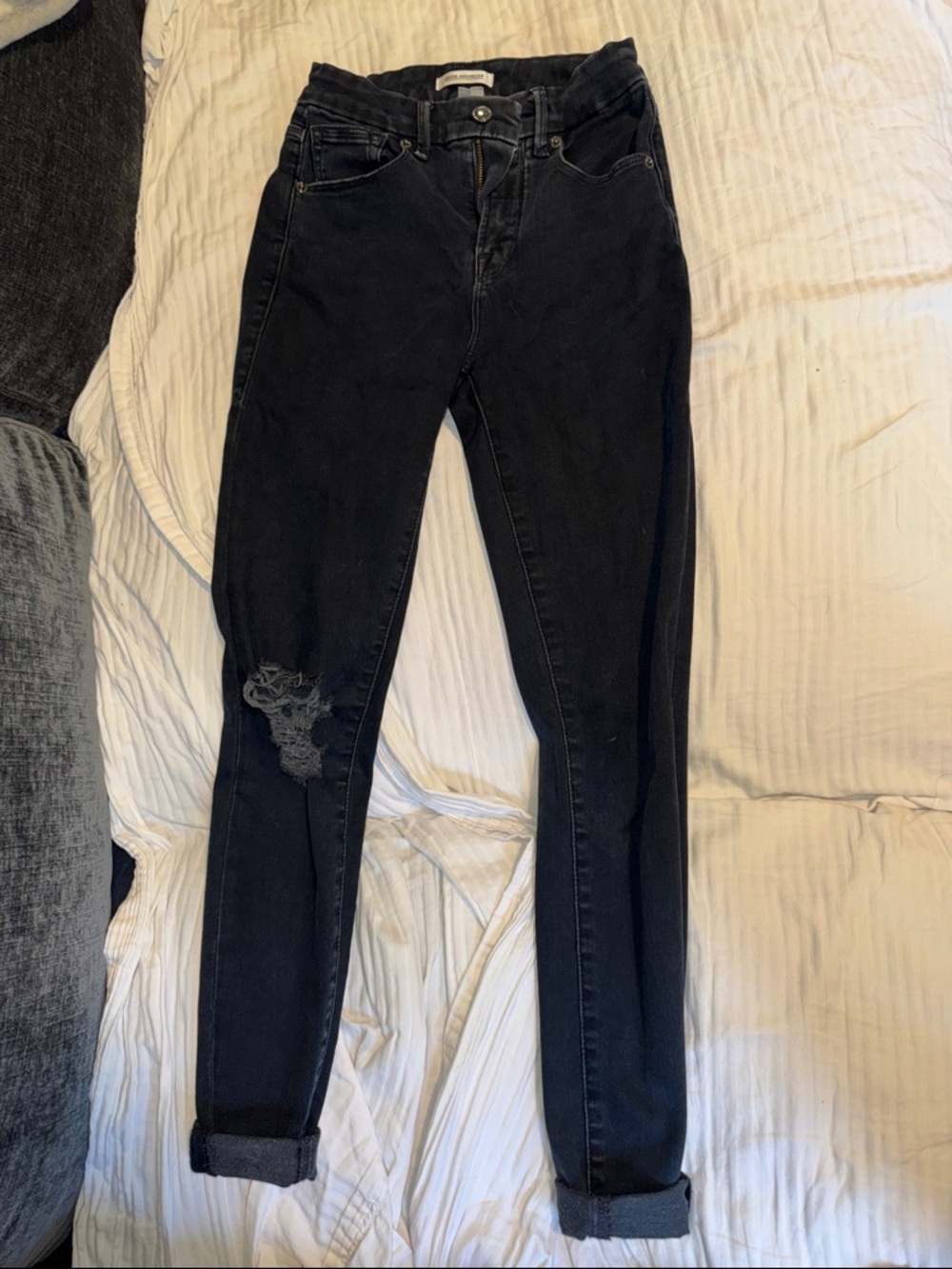 Good American Dark Navy Skinny Jeans with Distressed Knee